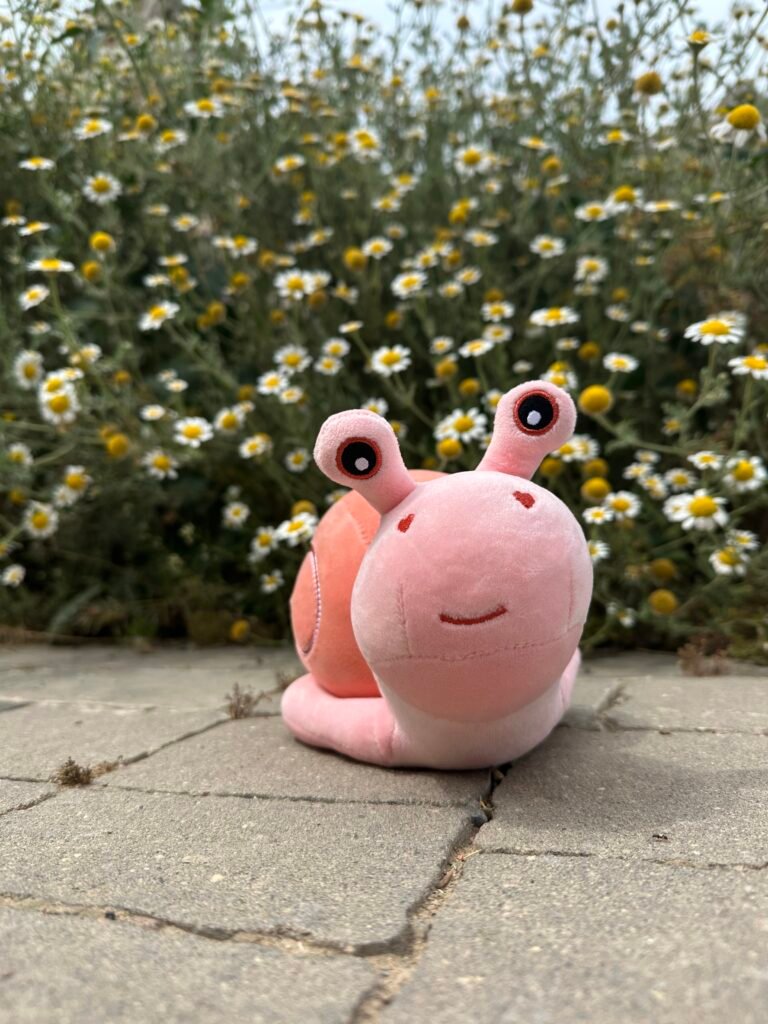 Caracol de peluche con flores